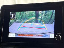 【バックカメラ】駐車時に後方がリアルタイム映像で確認できます。大型商業施設や立体駐車場での駐車時や、夜間のバック時に大活躍！運転スキルに関わらず、今や必須となった装備のひとつです！