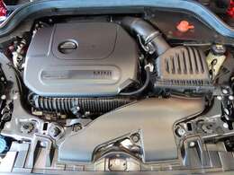 エンジンルームは前オーナー様の丁寧な使用感を感じられる状態です。オイルの滲みや漏れ等は当然なく、お渡し前にもしっかりとした点検整備を実施いたします。