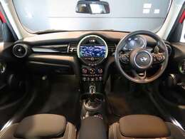 運転席及び助手席におかけになっている瞬間をイメージしてみてください。重厚感のある室内空間は外からの音を遮断し、唯一のプライベート空間を演出しております。