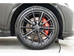 スポーティな純正アルミホイールでどこまでも走り出したくなりますね！