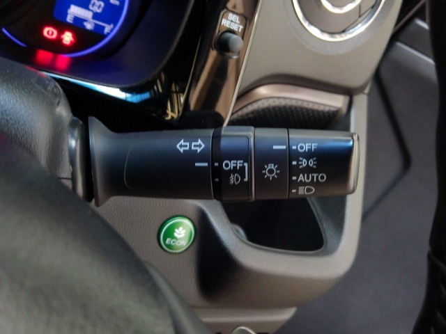 オートヘッドライト標準装備です。車外の明るさに応じて自動的にヘッドライトの点灯・消灯をしてくれます。トンネルの出入り口などで活躍してくれます。
