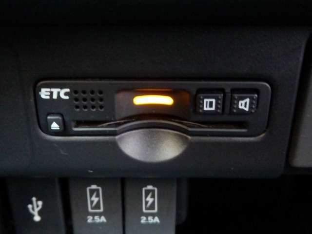 有料道路をキャッシュレスで通行できるETC車載器付きです。運転席足元に設置されています。ETCセットアップ費用は含まれておりません。別途必要となります。