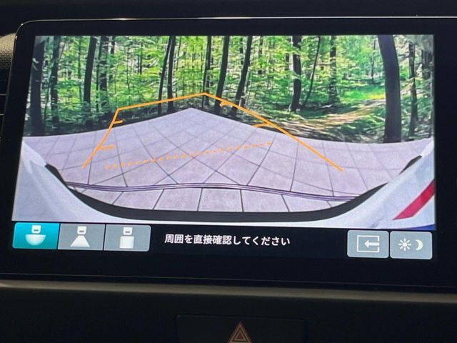 【バックカメラ】駐車時に後方がリアルタイム映像で確認できます。大型商業施設や立体駐車場での駐車時や、夜間のバック時に大活躍！運転スキルに関わらず、今や必須となった装備のひとつです！