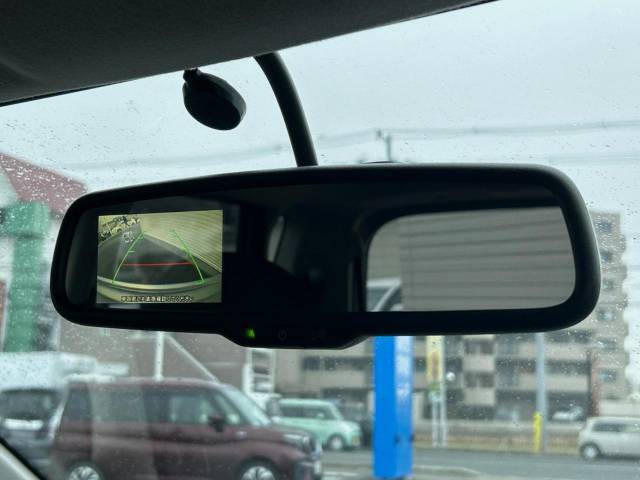 【バックカメラ】駐車時に後方がリアルタイム映像で確認できます。大型商業施設や立体駐車場での駐車時や、夜間のバック時に大活躍！運転スキルに関わらず、今や必須となった装備のひとつです！