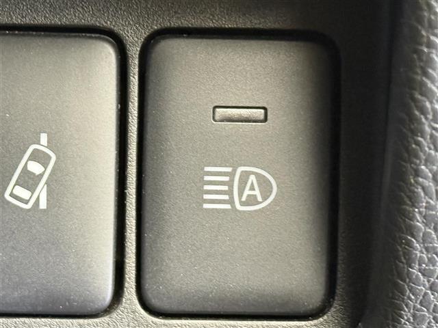 【アダプティブヘッドライト】先行車や対向車などの周りの状況に応じて、ハイビームまたはロービームを切り替え、さらに照射範囲を自動で調整します！常に運転しやすい視界を確保し、安全運転をサポートします。
