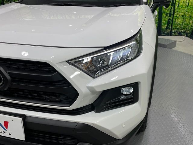 【LEDヘッドライト】悪天候や夜間走行時も良好な視界を確保し安心して運転できる高輝度LEDヘッドライトを装備！点灯速度が早く、消費電力も抑えられています。