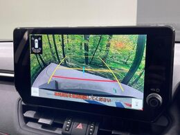 【バックカメラ】駐車時に後方がリアルタイム映像で確認できます。大型商業施設や立体駐車場での駐車時や、夜間のバック時に大活躍！運転スキルに関わらず、今や必須となった装備のひとつです！