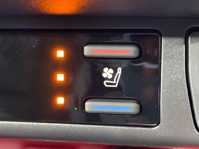 【シートベンチレーション】夏場は涼しい風でお尻や背中の熱やムレを防ぎ、冬はエアコンよりも早く温まってポカポカに！季節を問わず快適に過ごせます。