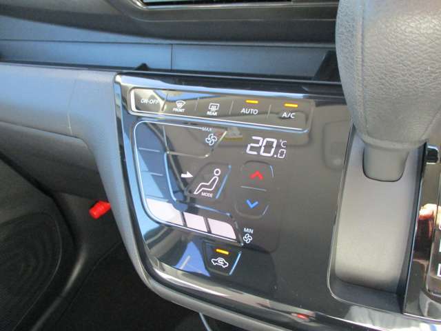 簡単操作のタッチパネル・オートエアコン、お好みの温度で快適にドライブを楽しめます。