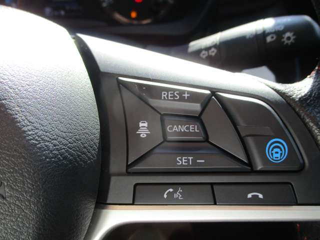 話題の運転支援装置プロパイロットが搭載されてます。アクセル、ブレーキ、ハンドルの操作をクルマがアシストしてくれます。