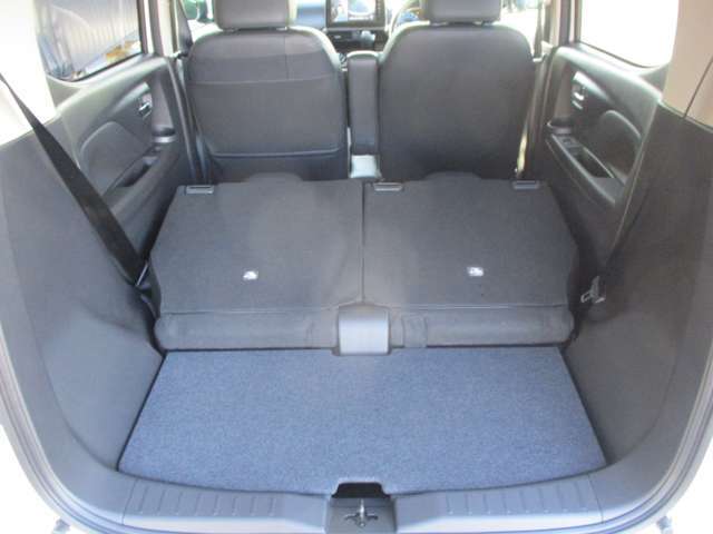 リヤシートを両方倒すとフラットになり大きな荷物も載せられます。