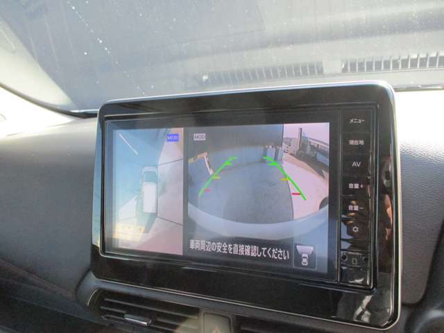 多彩なナビ機能に加えて、アラウンドビューモニターの画像も大画面に映し出されます。周囲の状況をもっと確認しやすくなり、駐車が楽に安心して行えます。