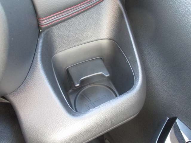 運転席で使用できるドリンクホルダーです。