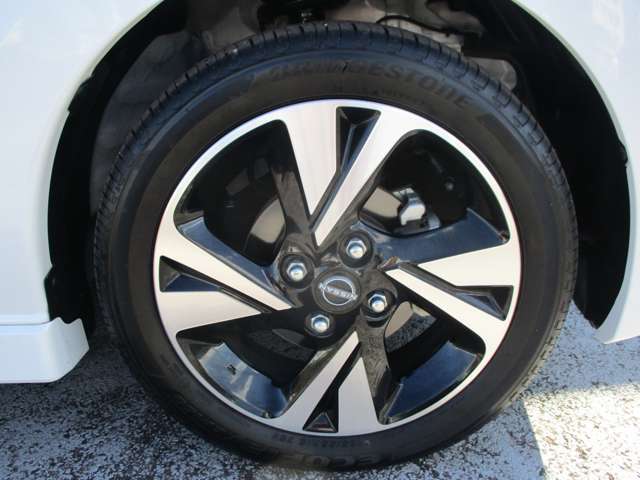 日産純正のアルミホイールが装着されてます。ボディデザインとマッチしておりおしゃれです。