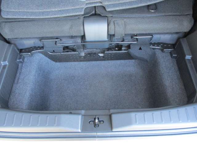 ラゲッジスペースの下にも収納スペースがあります。