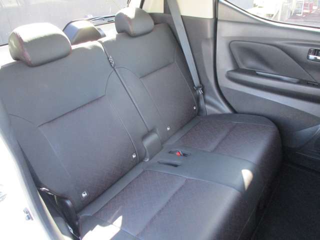 後席はひざ周りスペースも広く脚を組んで座れるほど。フロア部には段差がないので足元にも窮屈さを感じません。