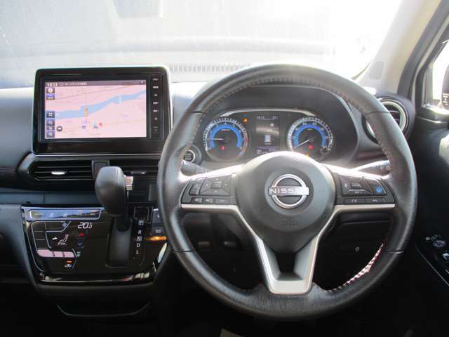 デイズの運転席廻りになります。ひじ掛けや収納など便利な装備がついてます！