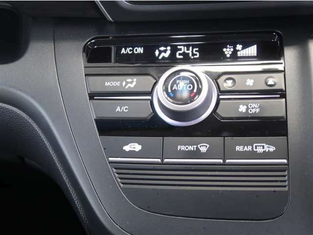 使いやすいレイアウトの空調スイッチ類です。スイッチも大きく操作もしやすく、車内をいつでも快適に保てます！