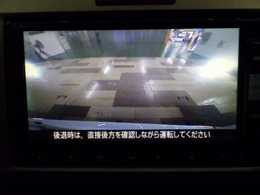 バックカメラの画像です。ガイドラインがスムースな車庫入れをサポートいたします！車庫入れの安心感がアップしますね☆