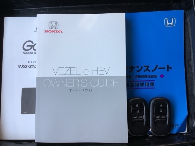 スマートキーは鍵をバッグに入れたままでもドアロックの開閉やエンジンのON・OFFができます。夜間や雨の日も鍵を探さなくて良いので便利です。
