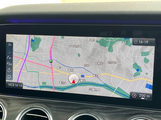 ●純正ナビ:一体感のあるナビは、高級感ある車内を演出してくれます。Bluetooth再生などオーディオ機能も充実しておりますので、運転もより楽しめます♪