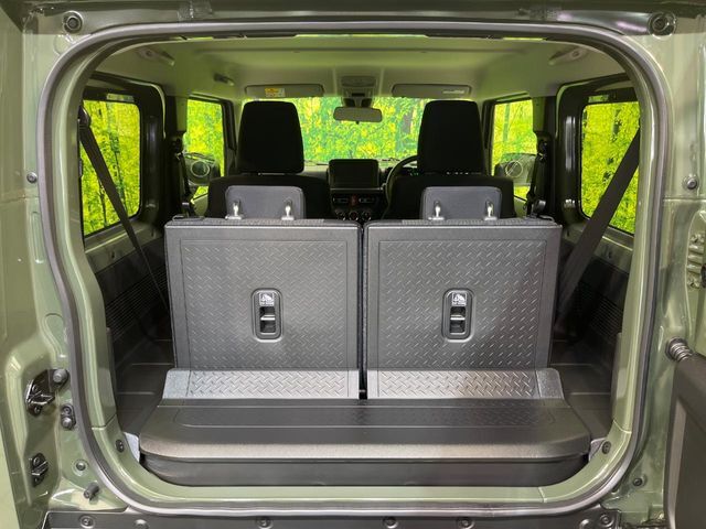 積み下ろしのしやすいデッキにはたっぷりと荷物を積み込んでいただけます。遊びから仕事まで、様々なシーンで頼れます♪