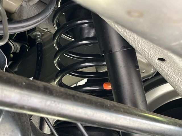 お車を安心してお乗りいただく為には、足回りの定期点検が欠かせません。サービスサポート（有償保証）では無料点検もご提供しており、安心のカーライフをお過ごしいただけるサポート体制が整っています。
