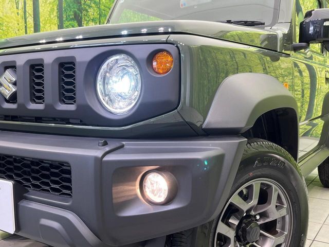 【LEDヘッドライト】悪天候や夜間走行時も良好な視界を確保し安心して運転できる高輝度LEDヘッドライトを装備！点灯速度が早く、消費電力も抑えられています。