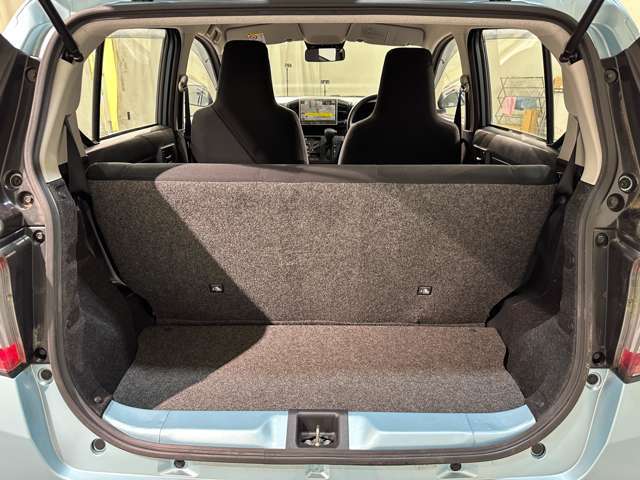 入庫時はスタッフが丁寧に洗車♪ご納車前には更にもう一度仕上げを行います♪オプションでプロによる内装クリーニングや大人気のボディーコーティング、鈑金修理なども格安で承ります。