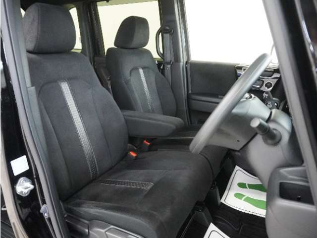 運転席のスペースはゆったりしていて、視界も広く確保されているので普段の運転からロングドライブまで快適です。