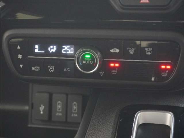 フルオートエアコン搭載！好みの温度に設定するだけで風向・風量を自動調整、いつでも快適な車内環境を保ちます。さらに、体を直接温めるシートヒーター付きで寒い季節も暖かく過ごせます。