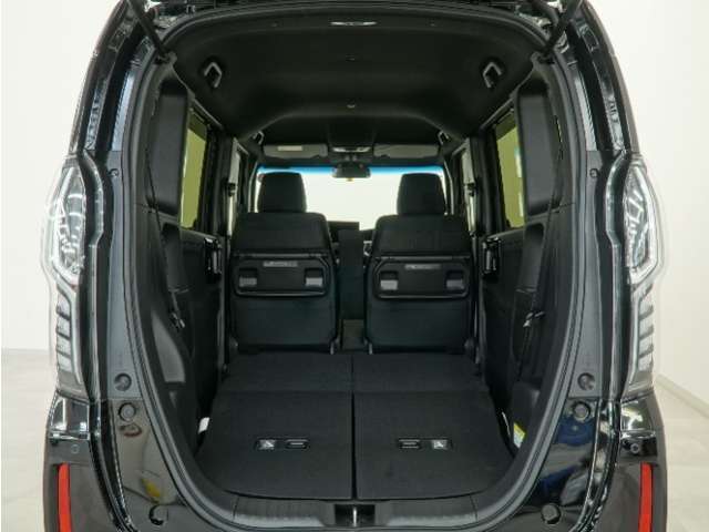 2列目シートを倒すことで、大変広いラゲッジスペースとなります。大きな荷物を積んだりと様々な用途にご利用いただけます。