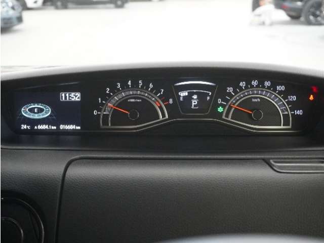 前方の視界を遮らない薄型のアナログメーターと、様々な情報を表示可能なマルチインフォメーションディスプレイで、運転中の確認がしやすく安全運転に役立ちます。