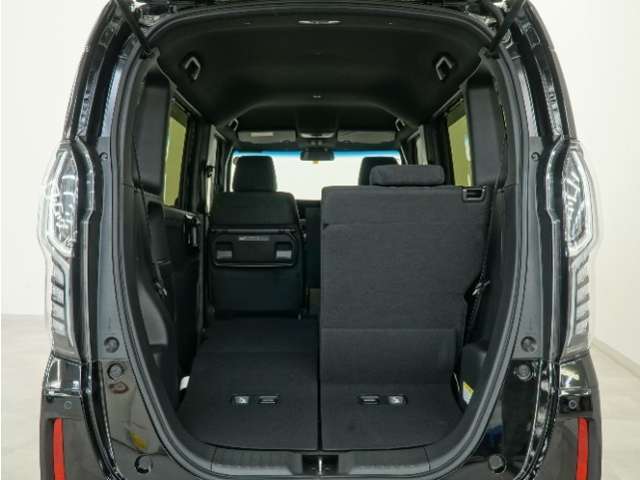 2列目シートは左右独立で倒すことができます。3人乗車状態でより多くの荷物を積むことができます。