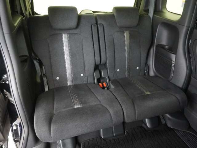 2列目ベンチシートです！フラットで乗り降りがしやすく、足元の広さも十分で座りやすいシートです。