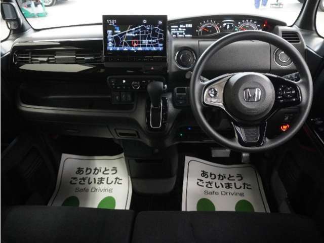 運転にかかわる様々な操作を安全に行えるように視点移動が少なく、操作性に配慮されたスイッチ類が凝縮されたコクピットです。