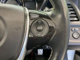 【クルーズコントロール】高速道路もラクラク走行。アクセルを離しても一定速度で走行ができ、長距離運転時の負担を軽減！加速・減速も簡単なスイッチ操作で調整できます。