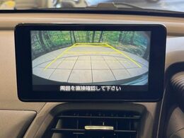 【バックカメラ】駐車時に後方がリアルタイム映像で確認できます。大型商業施設や立体駐車場での駐車時や、夜間のバック時に大活躍！運転スキルに関わらず、今や必須となった装備のひとつです！