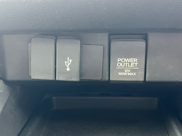USBやシガーソケットも対応しておりますので、外部機器での接続、充電なども可能でございます。