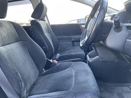 【運転席】座り心地が良いシートなので長時間の運転でも快適にお過ごしいただけます。新品のフロアマットのご注文も可能です。掲載箇所以外にご希望の写真がございましたらお気軽にお問い合わせ下さい。