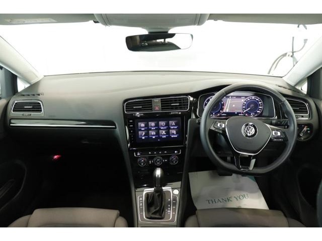 運転席助手席です。安全装備をオプションで追加するのは日本的発想。フォルクスワーゲン車はサイドエアバッグを全車標準で装備しております。