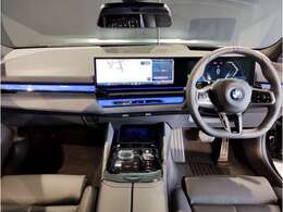 BMWの運転席はドライバーオリエンテッドという構造を採用。ドライバー目線の操作がしやすい設計になっており、ドライブ中にも目線の移動が少なく運転中にも簡単に操作ができます。