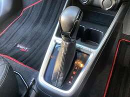 シフトレバーも良く手に馴染む。。。