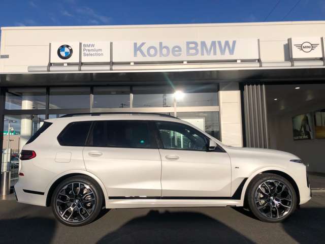 【BMWの伝統-3】BMWのお車は、“駆け抜ける歓び”を体現しております。走行の安定性とコーナリングの良さを追求し、思い通りにハンドルの操作可能です。