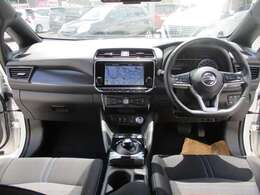 視界がよく、操作性にも優れた運転席まわり。
