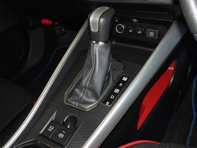 電動パーキングブレーキ・ブレーキホールドを装備してます。ホールド機能は信号待ちが多い一般道で疲労軽減になり、大好評です！