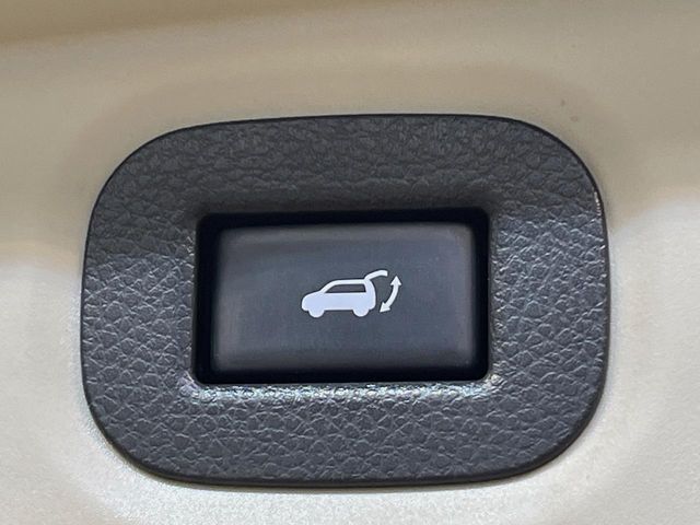 【パワーバックドア】スマートキーや運転席のボタンを押すだけでリアゲートが自動で開閉します！荷物を持っている時や、高い位置にあるバックドアを閉める際に便利な機能です♪