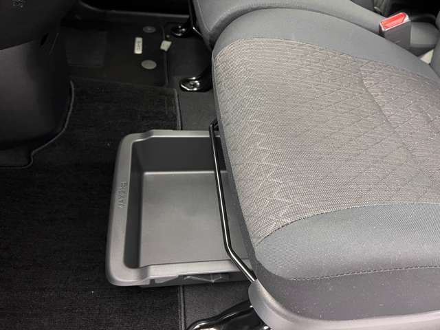 【助手席下収納スペース】助手席下にも収納スペースがございます。複数収納スペースがありますよ。