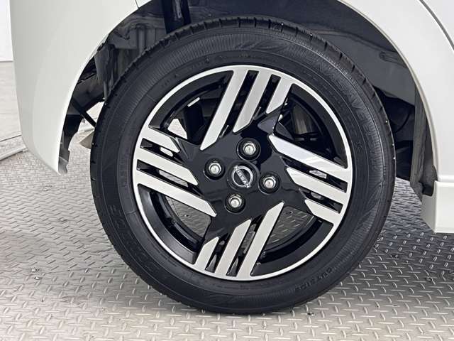 【純正アルミホイール】オシャレな純正アルミホイール付きですので見た目がカッコイイですよ♪