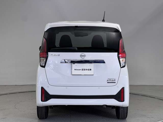 【細かい細部まで洗浄済】エンブレムやヒンジ部分まで細部にわたって洗浄しております。